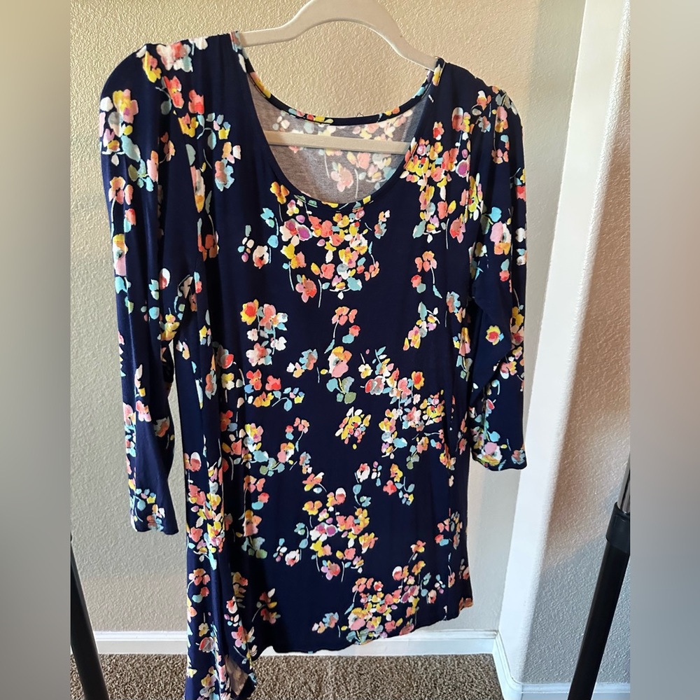 Size large 3/4 sleeve top very light and comfortable